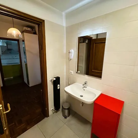 Guesthost - Porta Nuova Shiny Flats *
