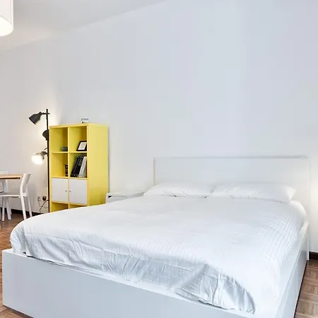 Guesthost - Porta Nuova Shiny Flats *