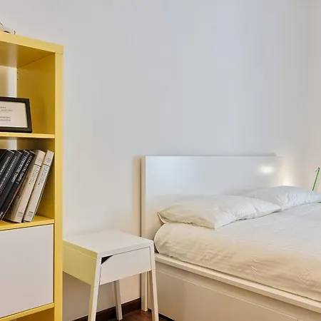 Guesthost - Porta Nuova Shiny Flats