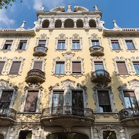Guesthost - Porta Nuova Shiny Flats