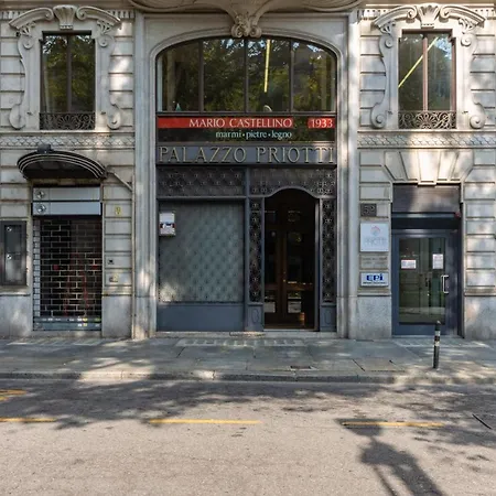 Guesthost - Porta Nuova Shiny Flats *