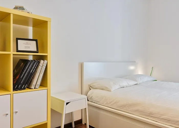 Guesthost - Porta Nuova Shiny Flats