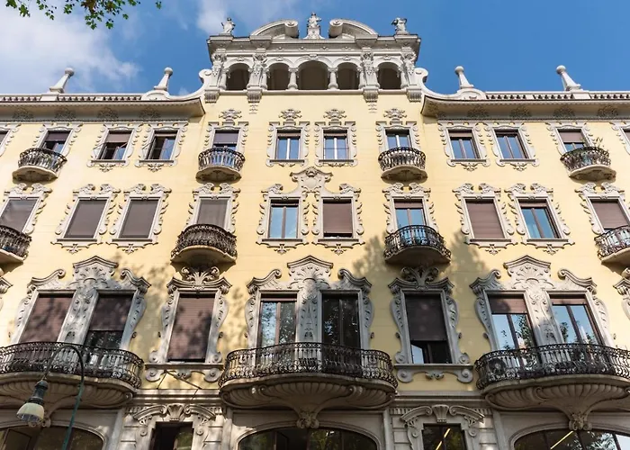 Guesthost - Porta Nuova Shiny Flats