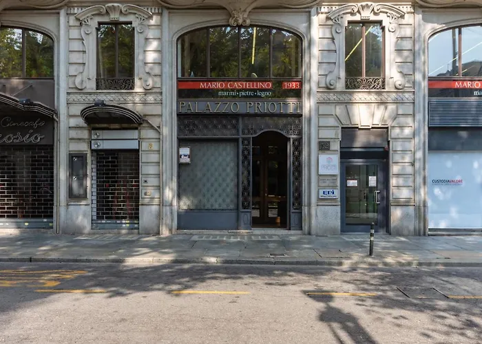 Guesthost - Porta Nuova Shiny Flats *