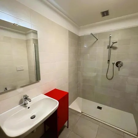 Guesthost - Porta Nuova Shiny Flat