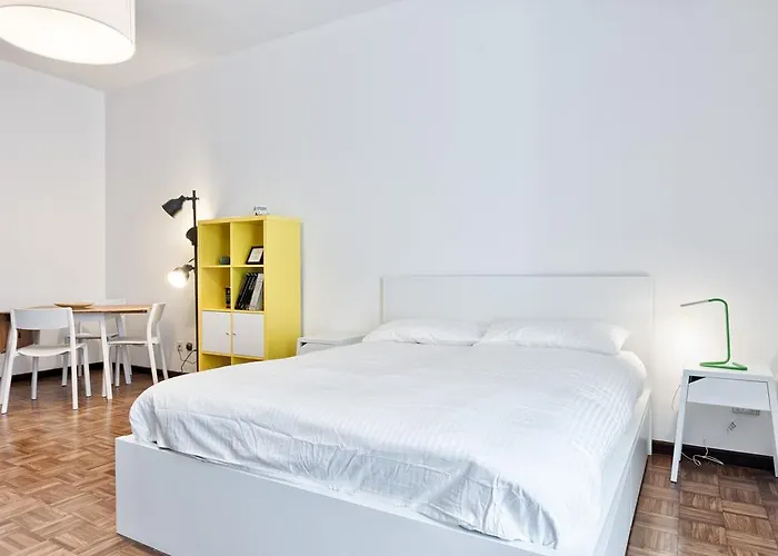 Guesthost - Porta Nuova Shiny Flats *